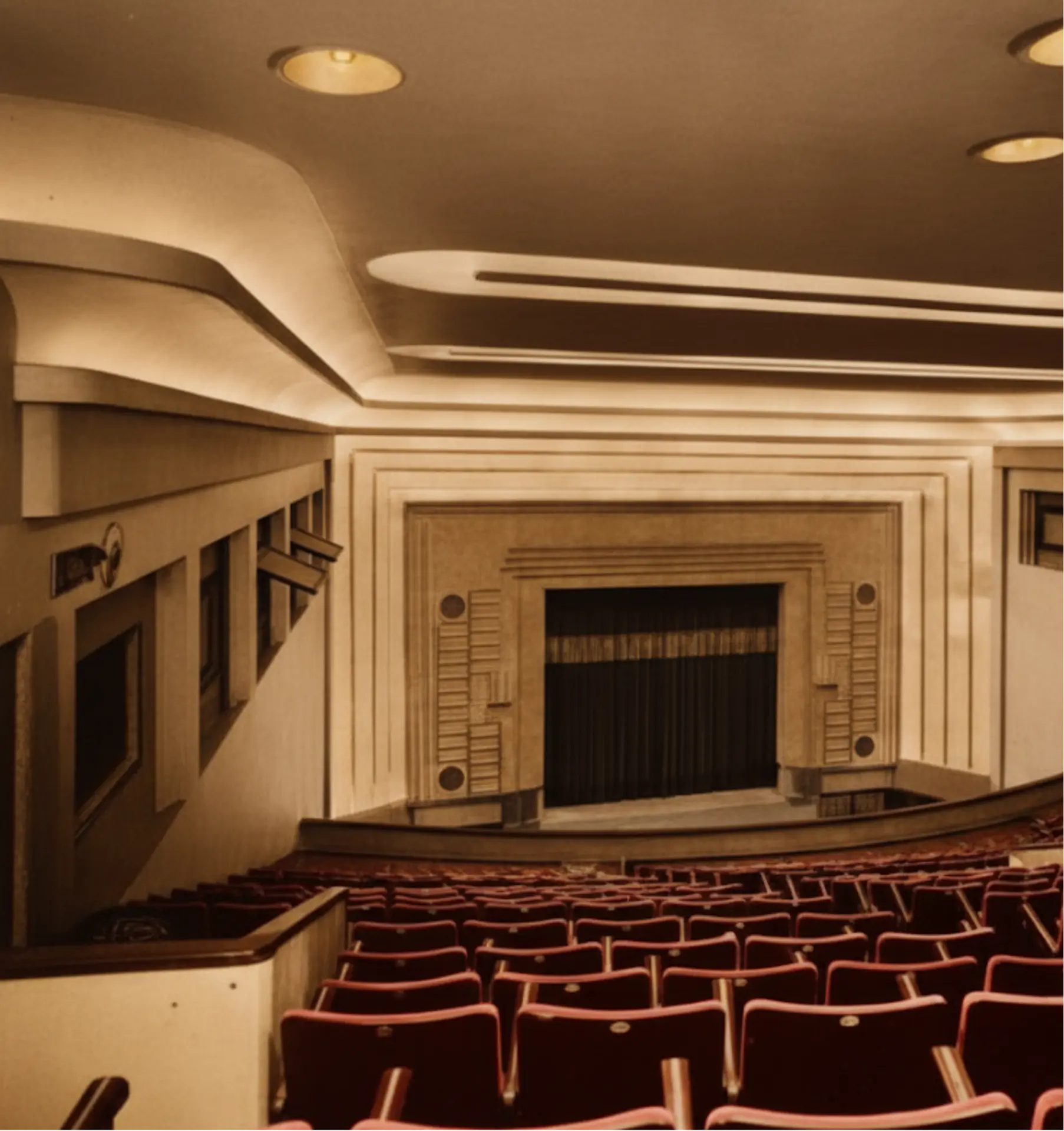 Interior de un antiguo cine de La Línea con butacas rojas y escenario art déco